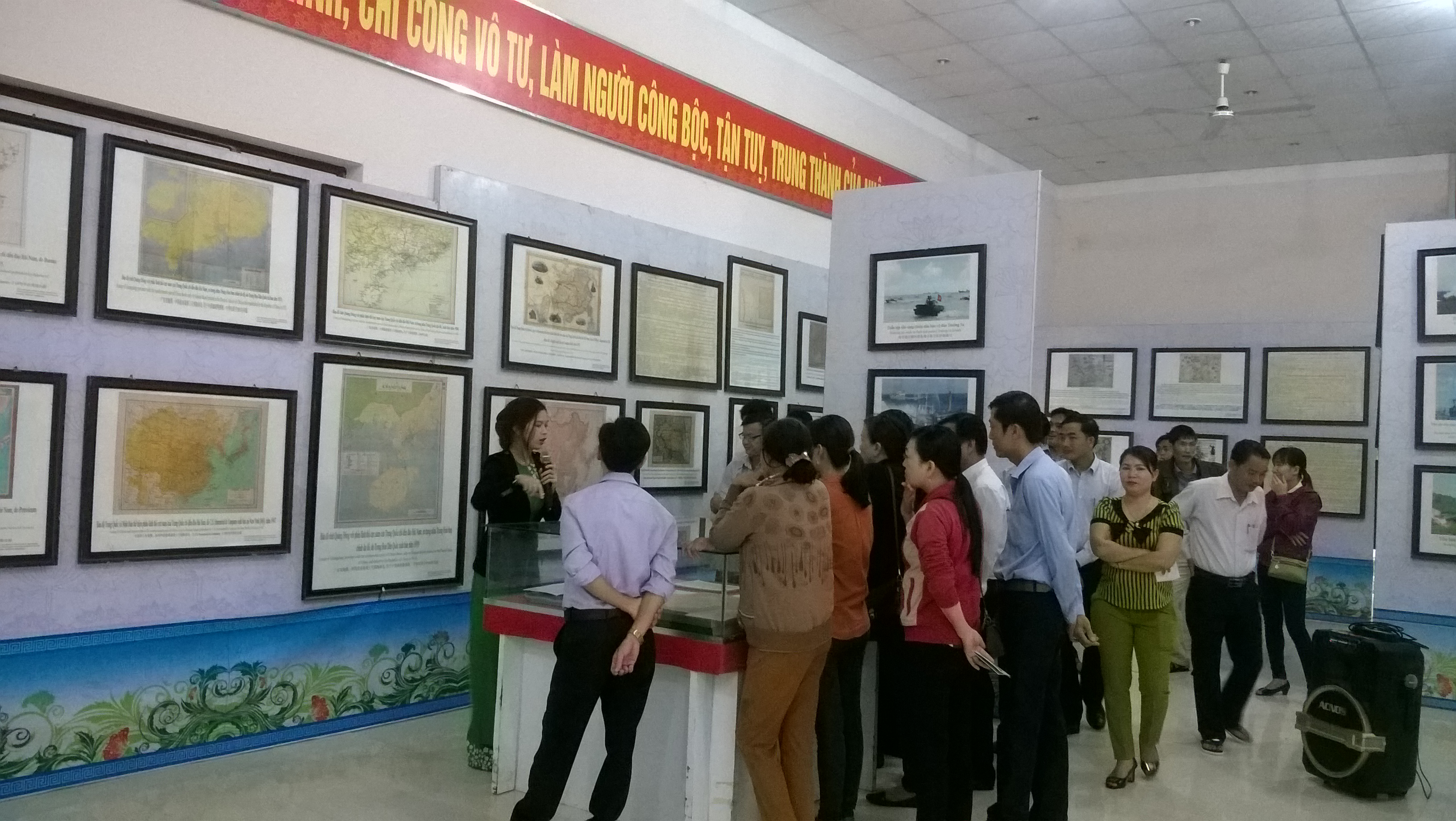 Cán bộ và nhân dân xem triển lãm